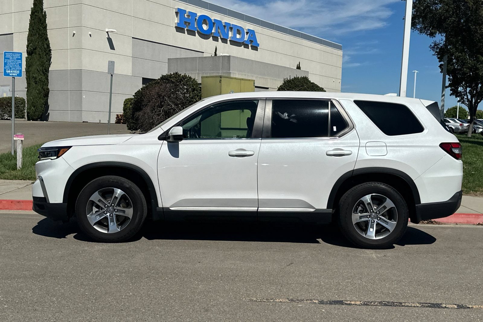 Used 2025 Honda Pilot EX-L image 7