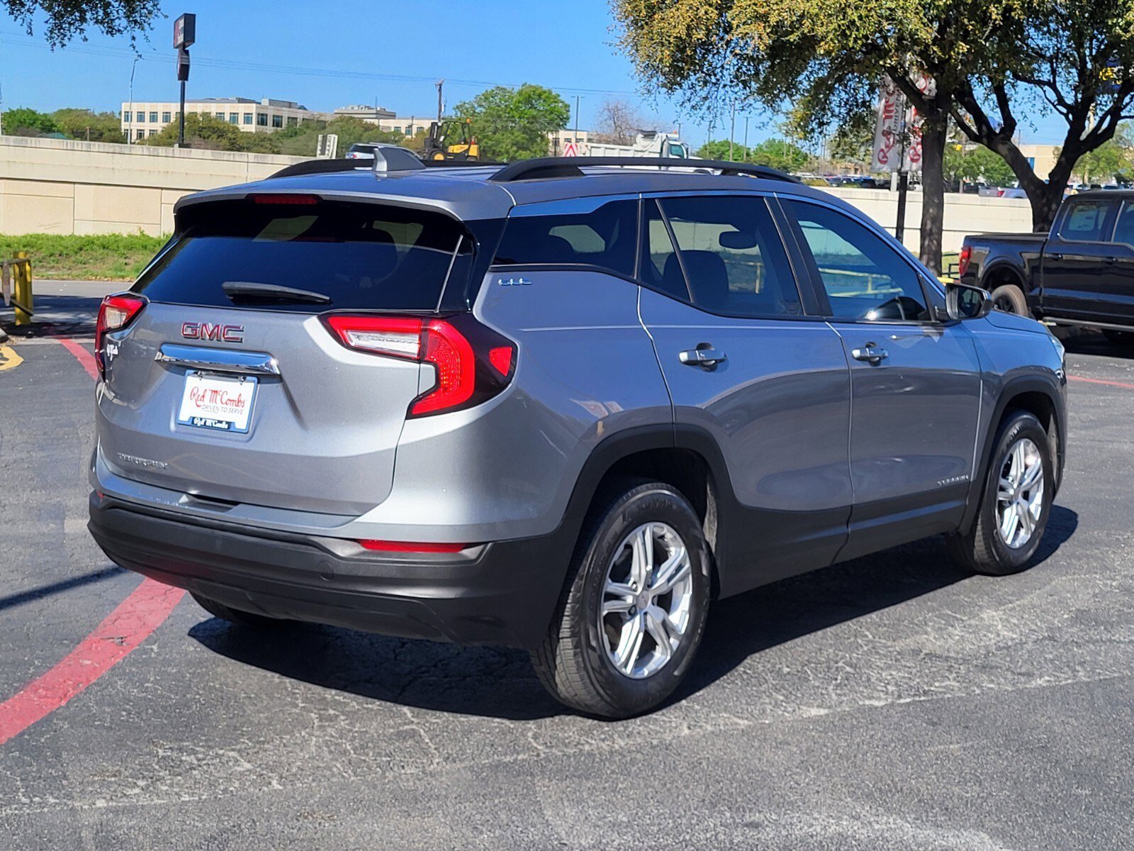 Used 2023 GMC Terrain SLE w/ Driver Convenience Package image 4