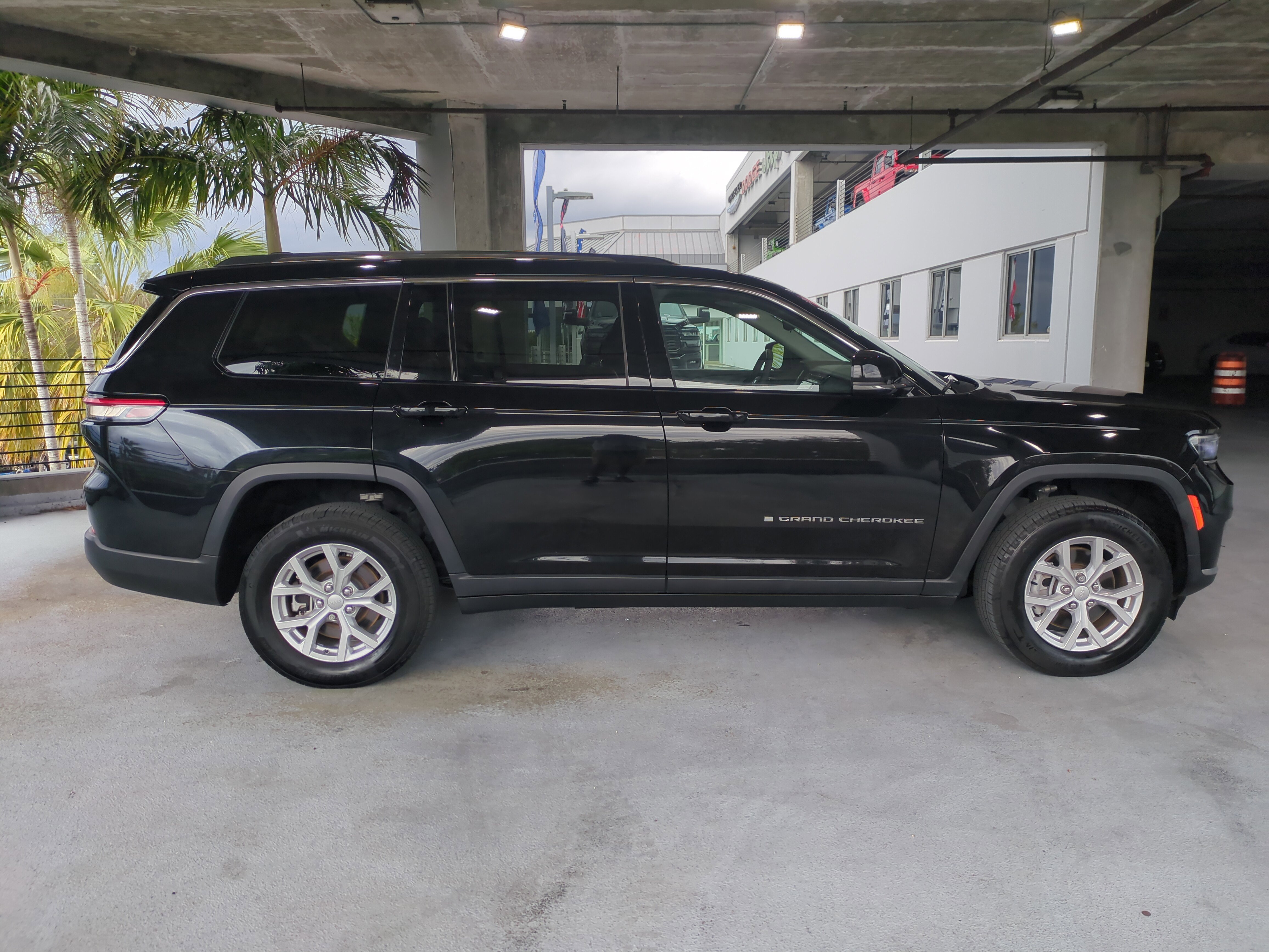 Certified 2023 Jeep Grand Cherokee L Limited image 4