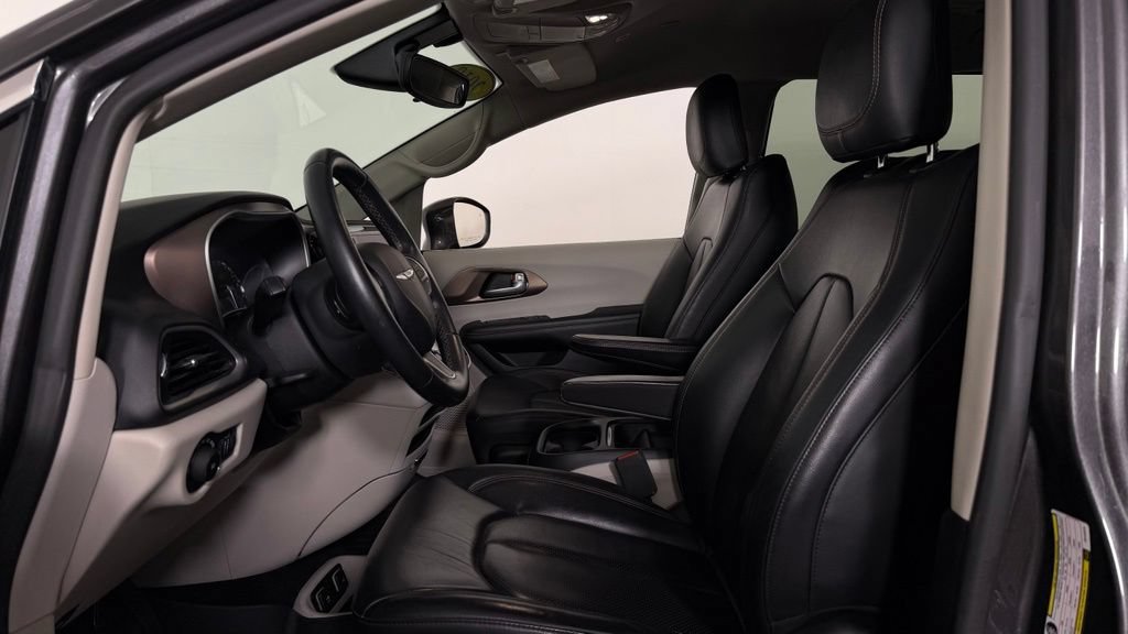 Used 2018 Chrysler Pacifica Touring-L w/ Premium Audio Group FWD image 15