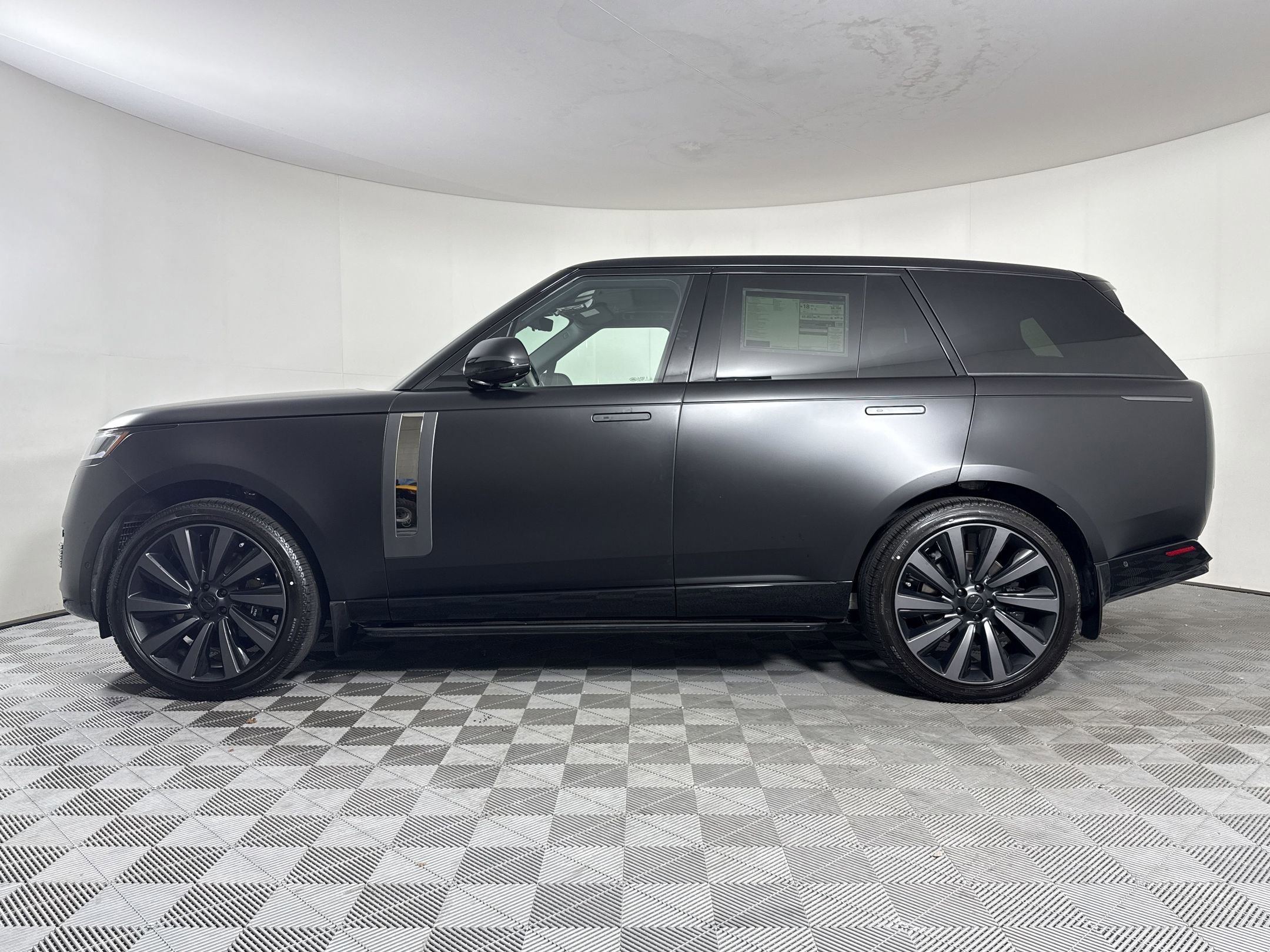 New 2026 Land Rover Range Rover SV image 2