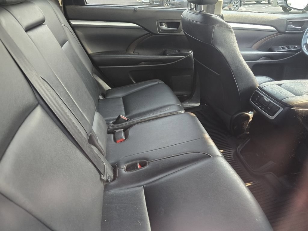 Used 2019 Toyota Highlander XLE FWD image 16