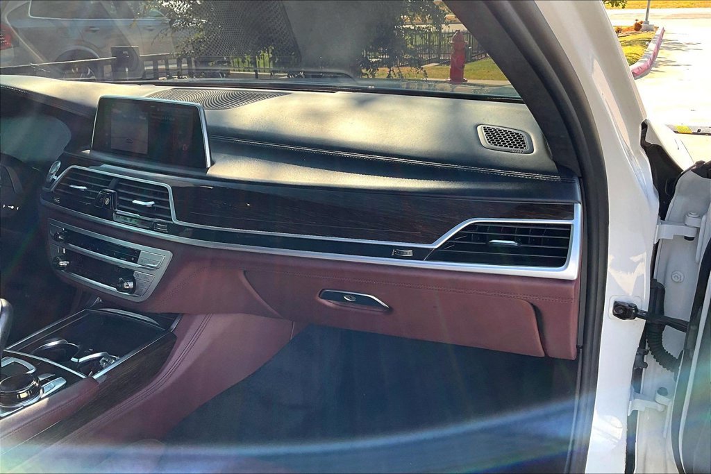 Used 2021 BMW 750i xDrive w/ Executive Package AWD/4WD image 18
