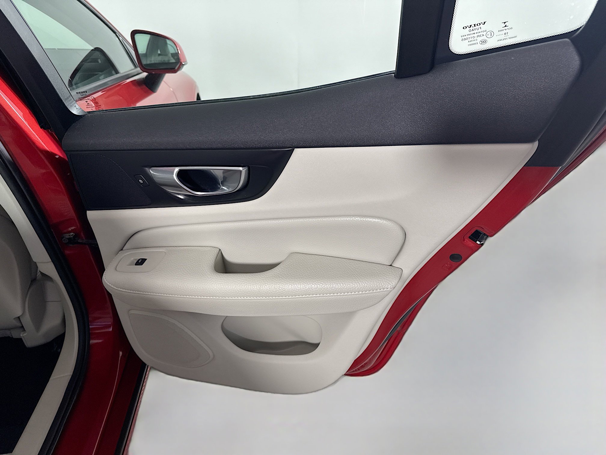 Used 2020 Volvo S60 T5 Momentum image 28