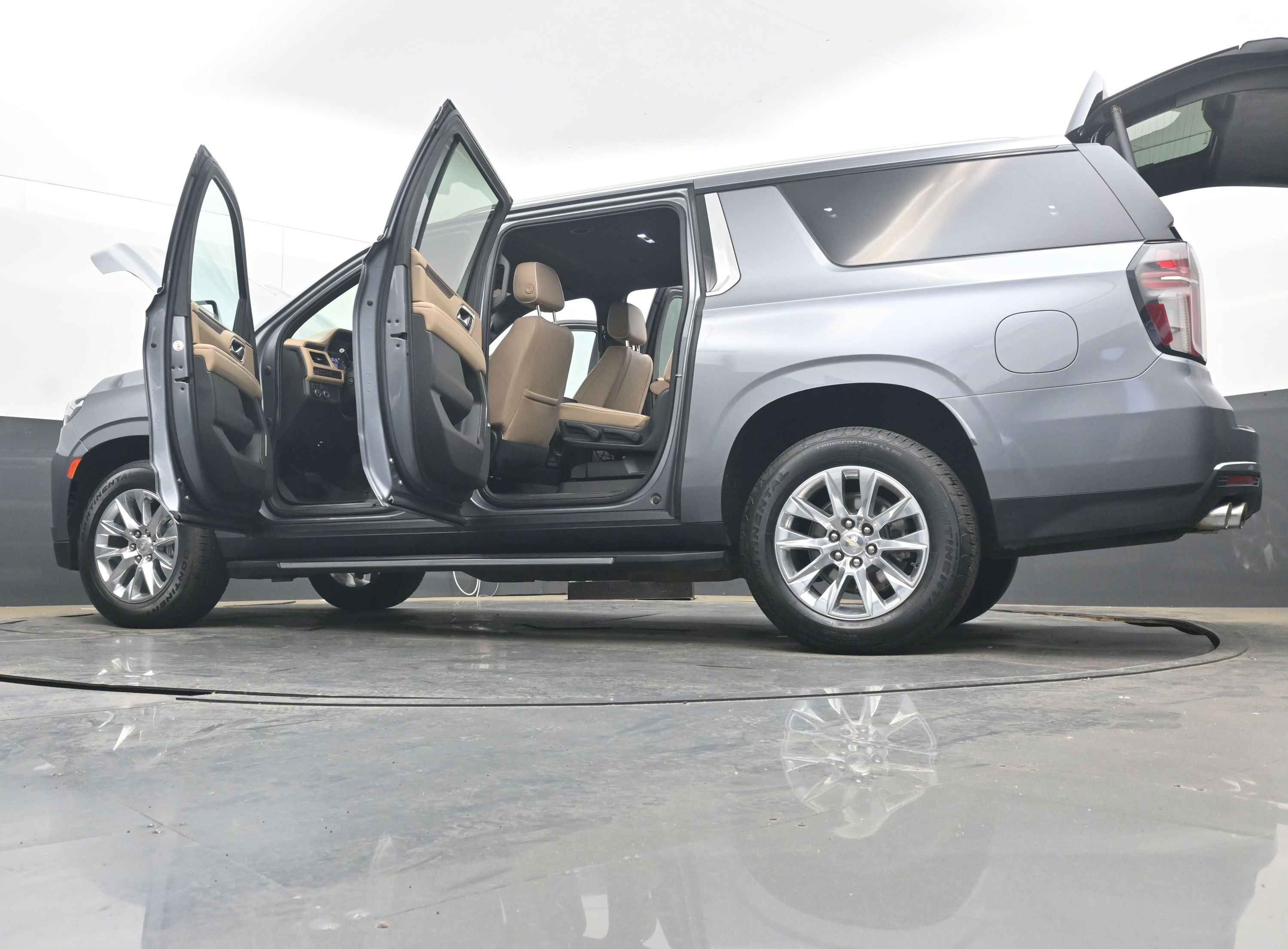 Used 2021 Chevrolet Suburban Premier image 43