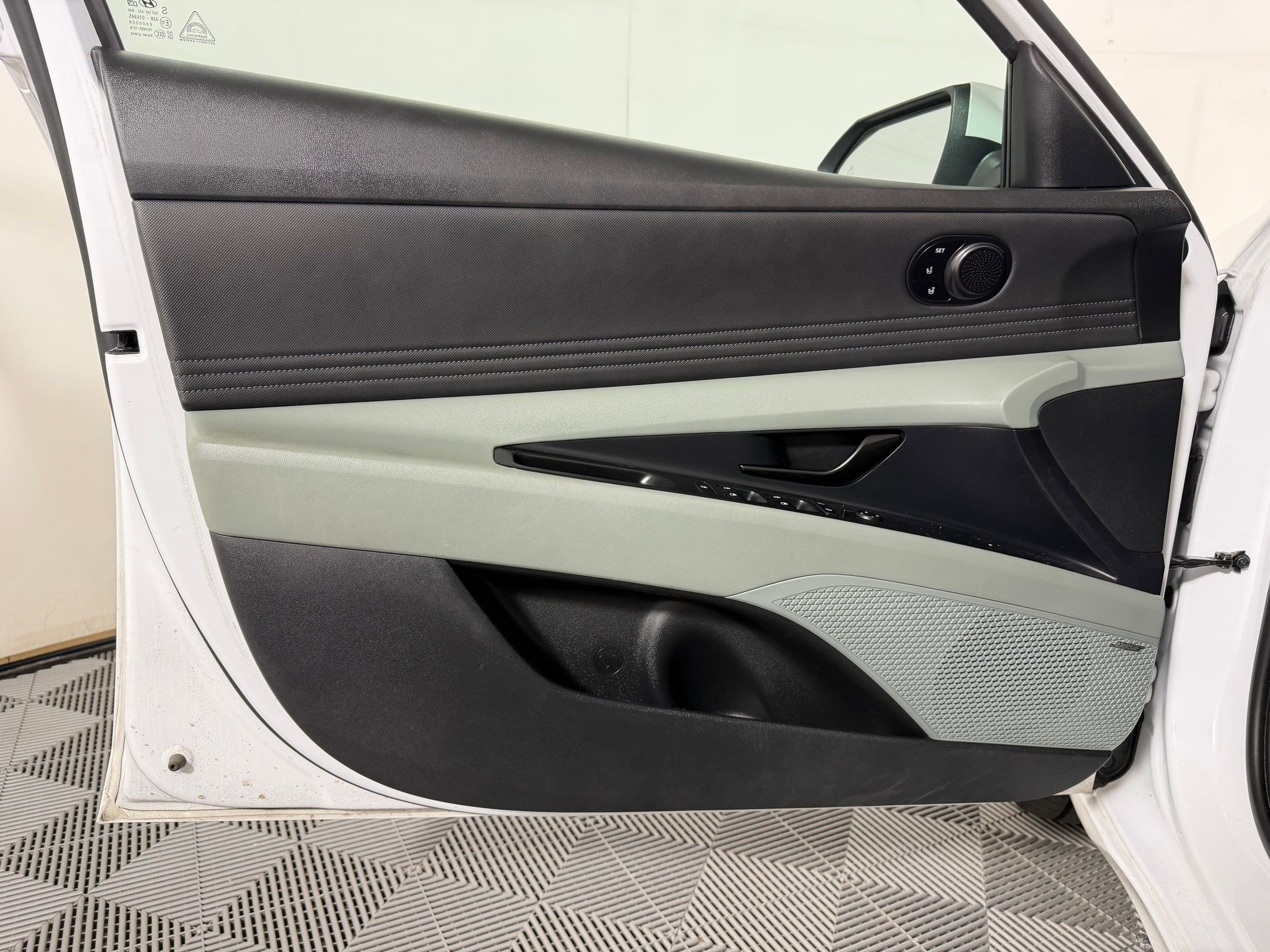 Used 2025 Hyundai Elantra Limited FWD image 19