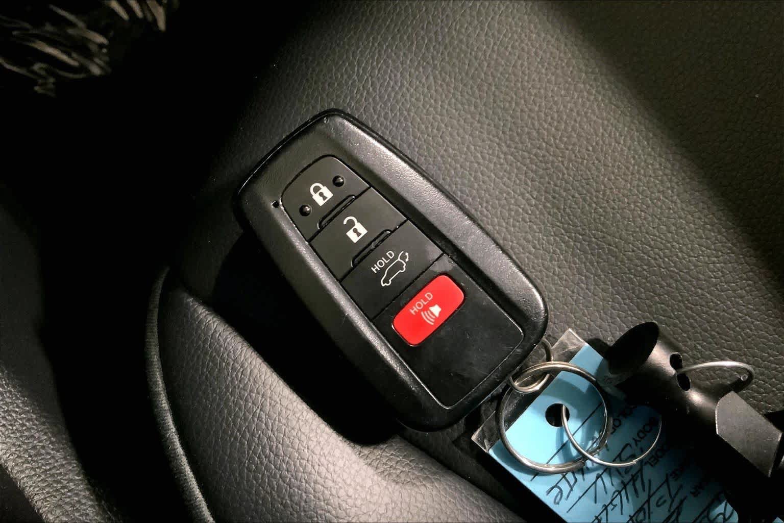 Used 2023 Toyota Highlander XLE AWD/4WD image 15