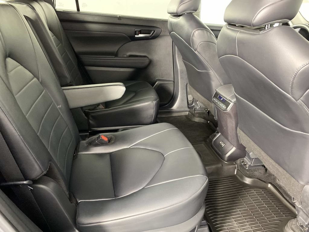 Used 2024 Toyota Highlander XLE AWD/4WD image 12