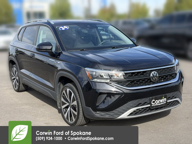 Used 2024 Volkswagen Taos SE w/ Panoramic Sunroof Package
