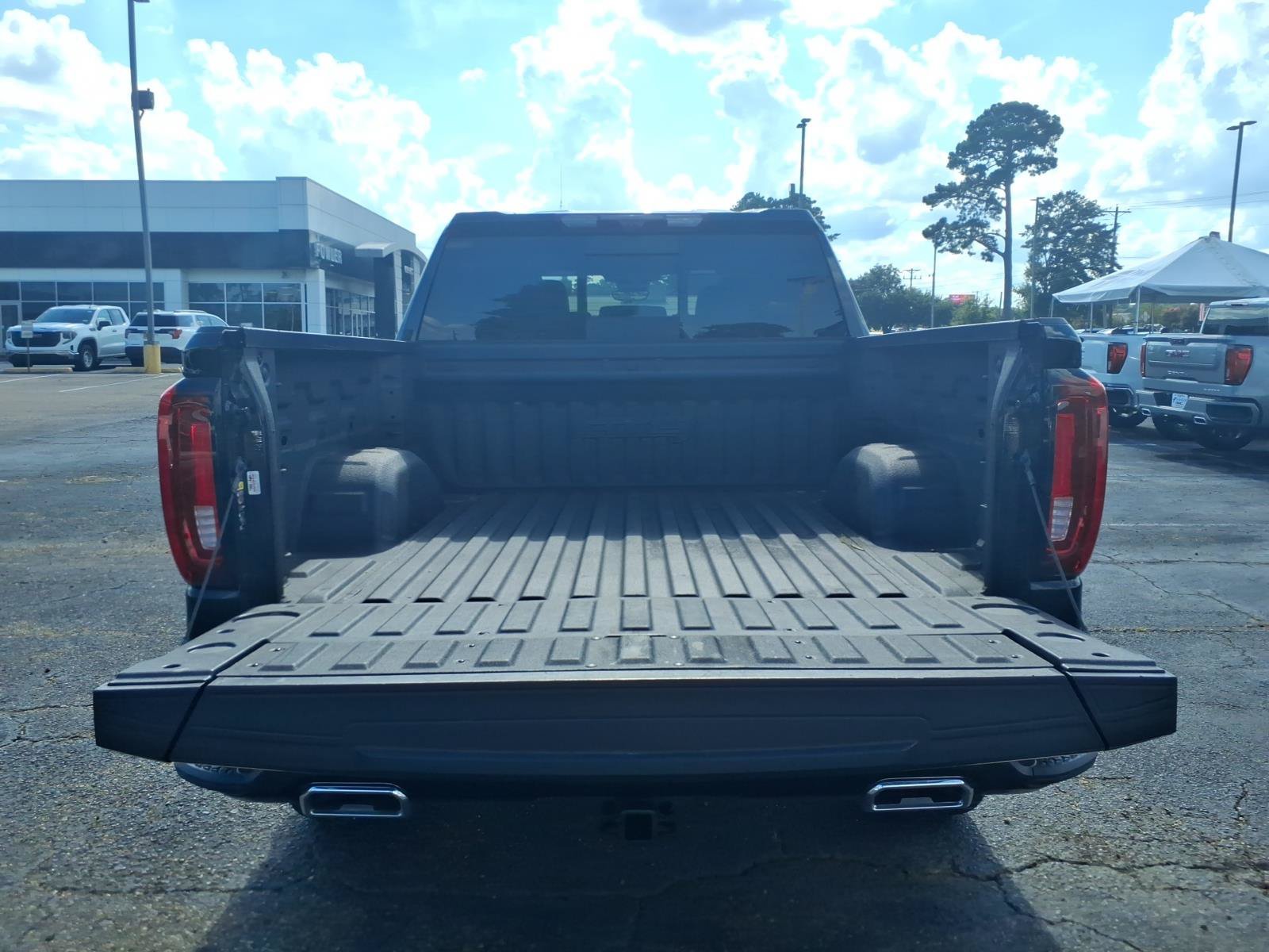 Used 2024 GMC Sierra 1500 AT4 w/ Technology Package AWD/4WD image 6