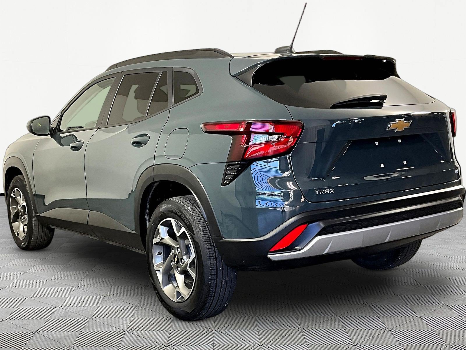 Used 2025 Chevrolet Trax LT FWD image 4
