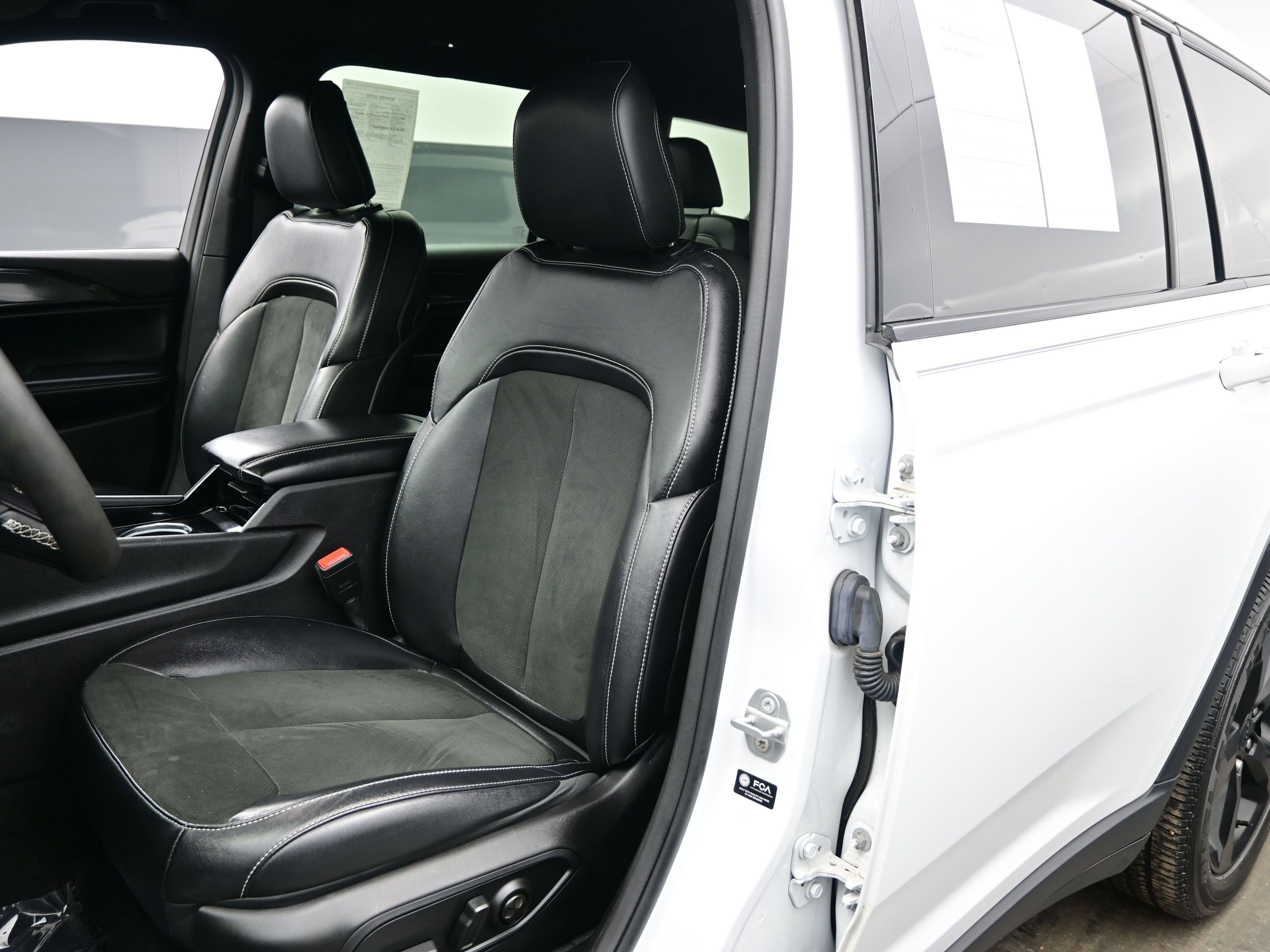 Used 2023 Jeep Grand Cherokee L Laredo image 12