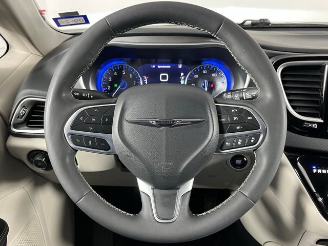 Used 2023 Chrysler Pacifica Touring-L image 13