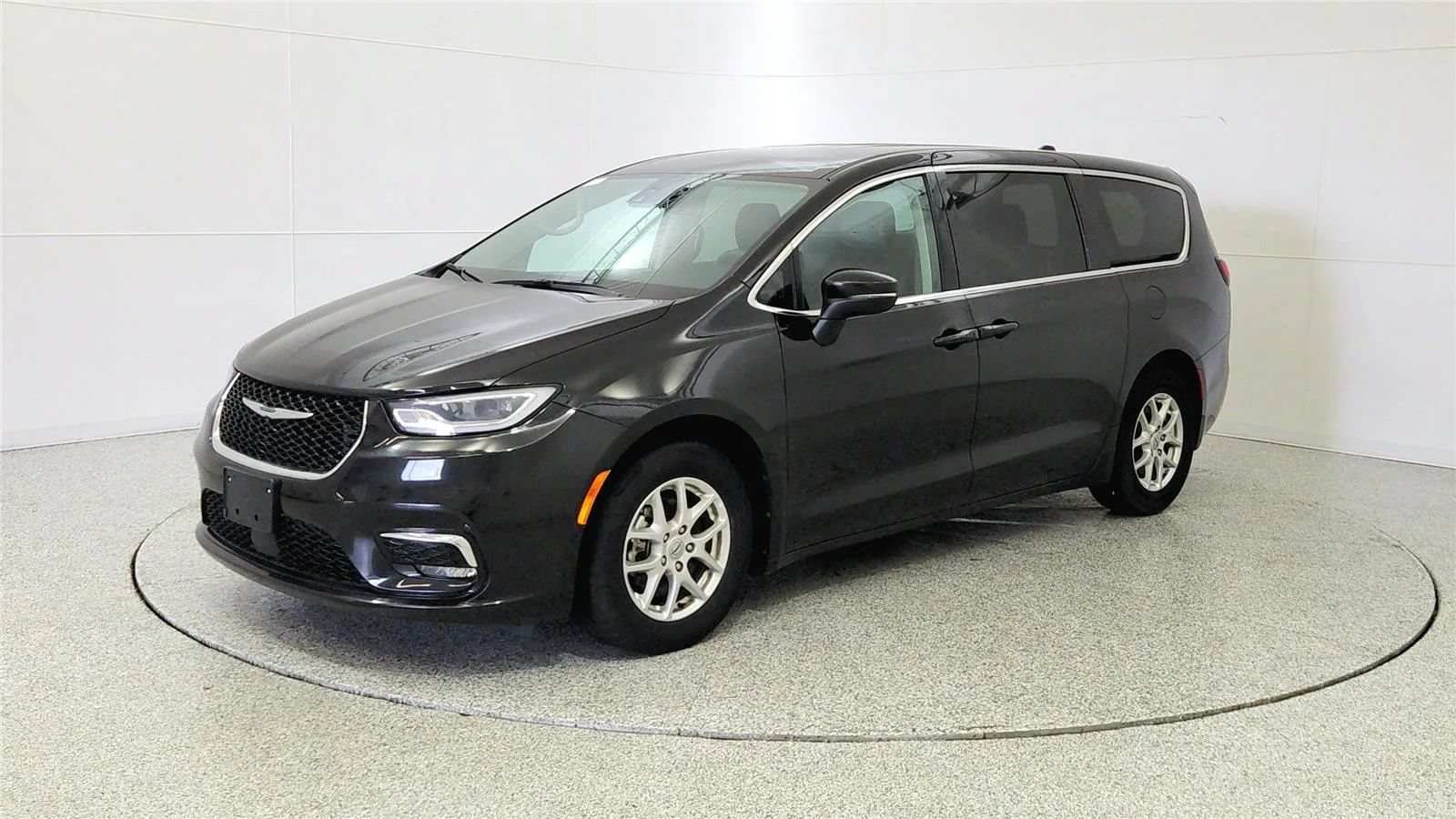 Used 2023 Chrysler Pacifica Touring-L FWD image 3