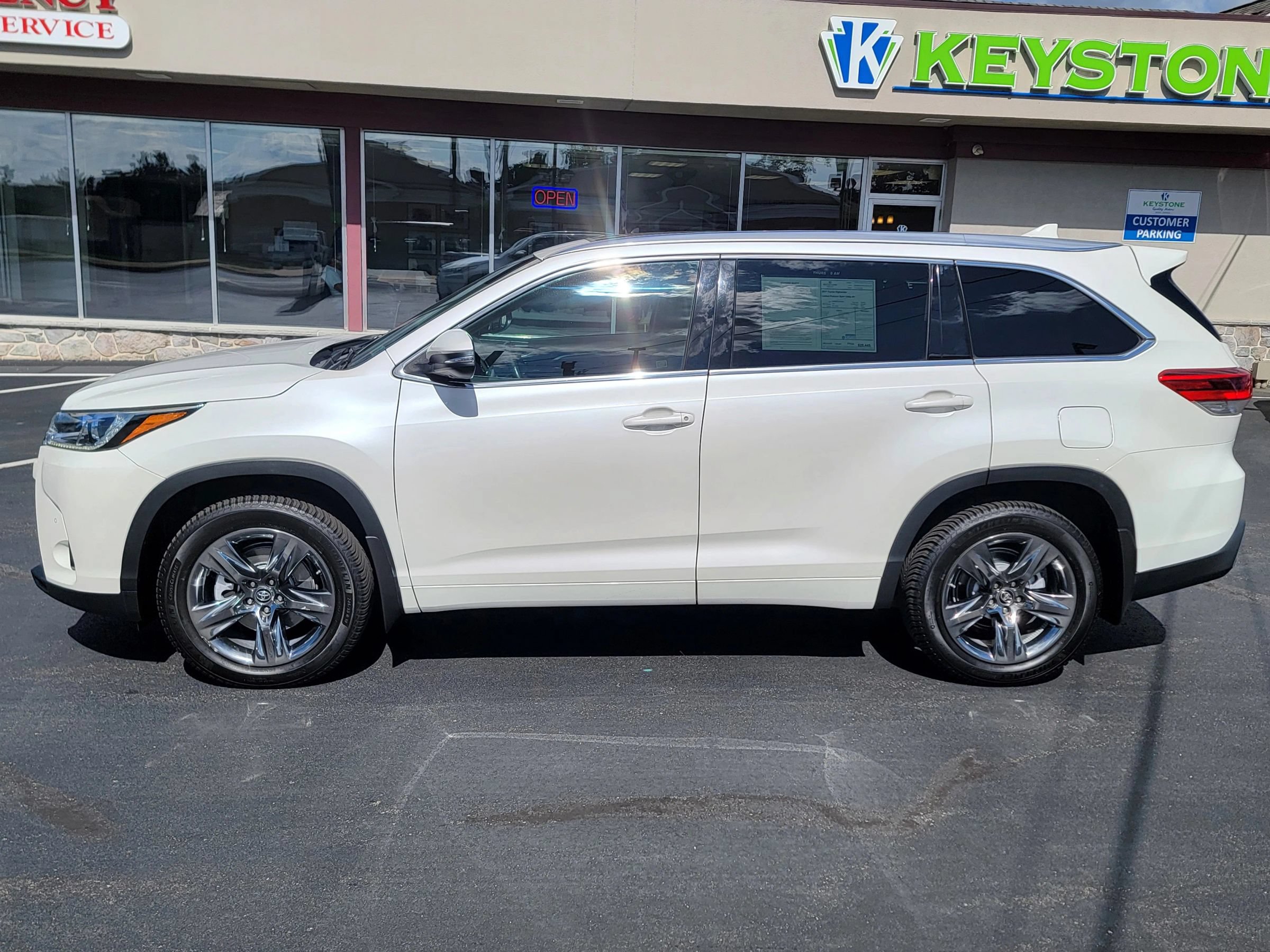 Used 2017 Toyota Highlander AWD V6 image 8