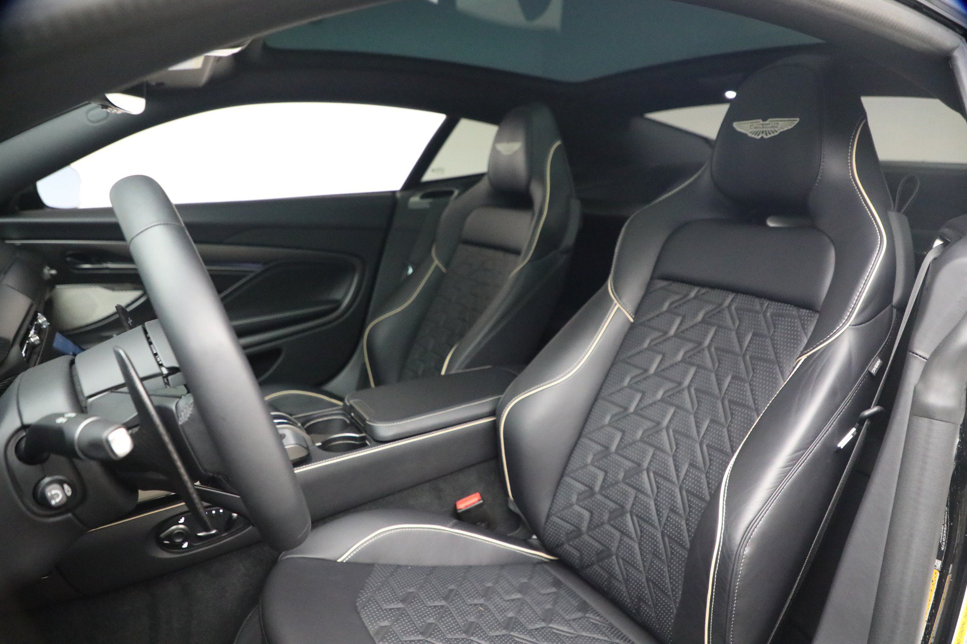 Used 2025 Aston Martin Vanquish RWD image 15