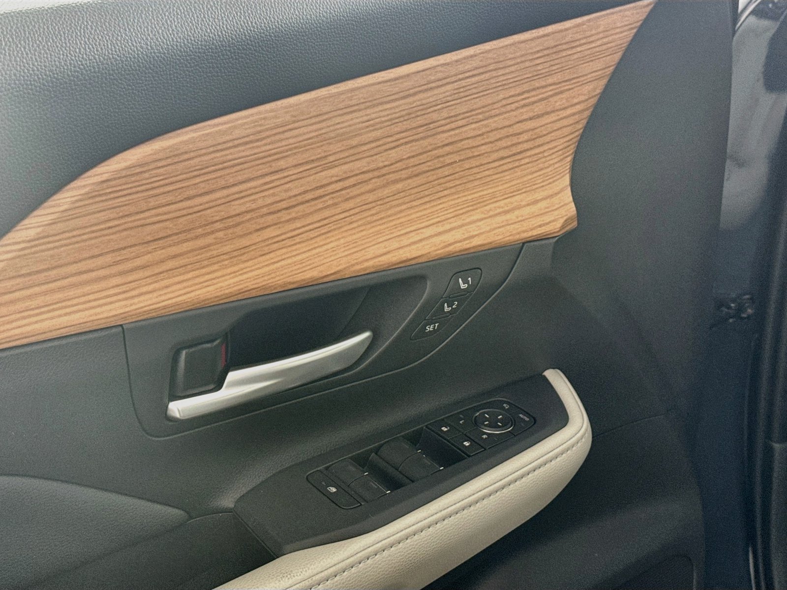 Used 2025 Toyota Grand Highlander AWD image 12
