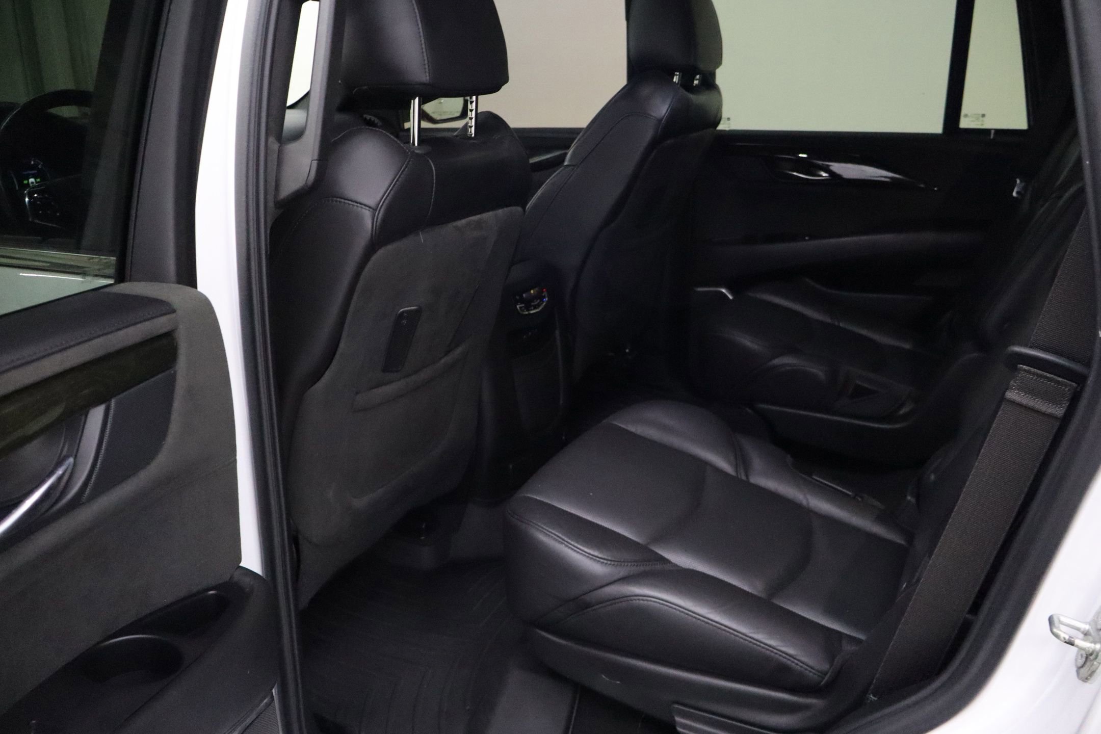 Used 2020 Cadillac Escalade Platinum image 29