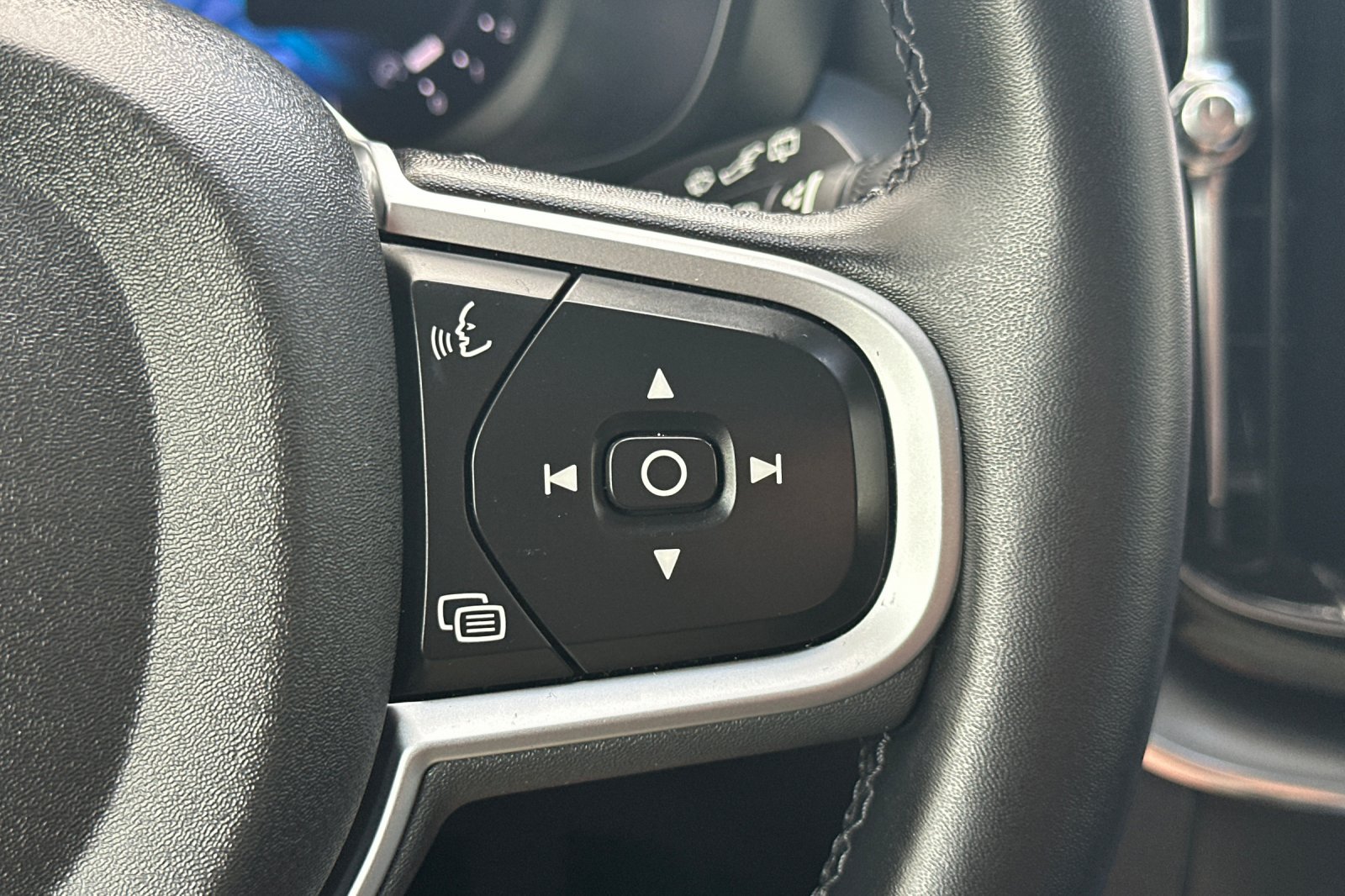 Certified 2025 Volvo XC60 B5 Core AWD/4WD image 30