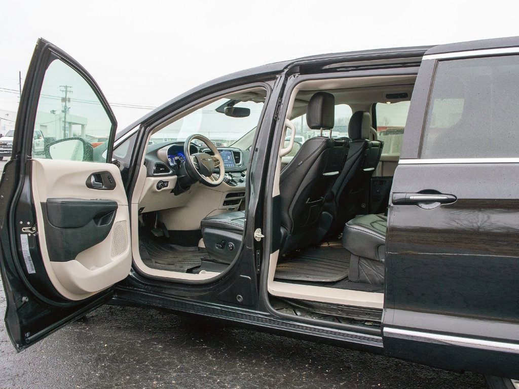 Used 2018 Chrysler Pacifica Limited image 9