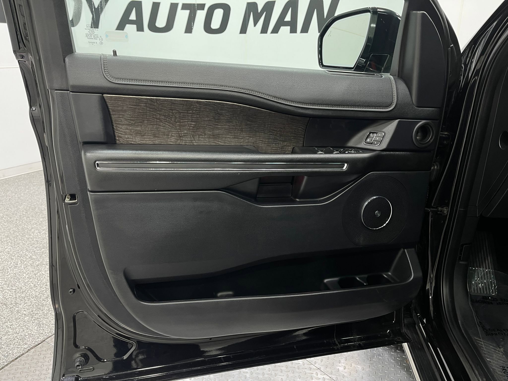 Used 2019 Ford Expedition Limited w/ Equipment Group 302A AWD/4WD image 15