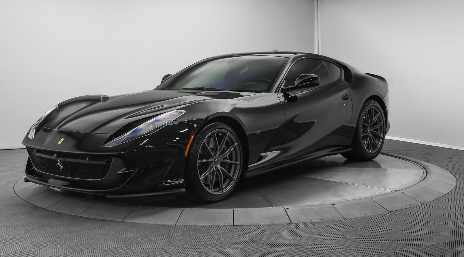 Used 2018 Ferrari 812 Superfast RWD image 3