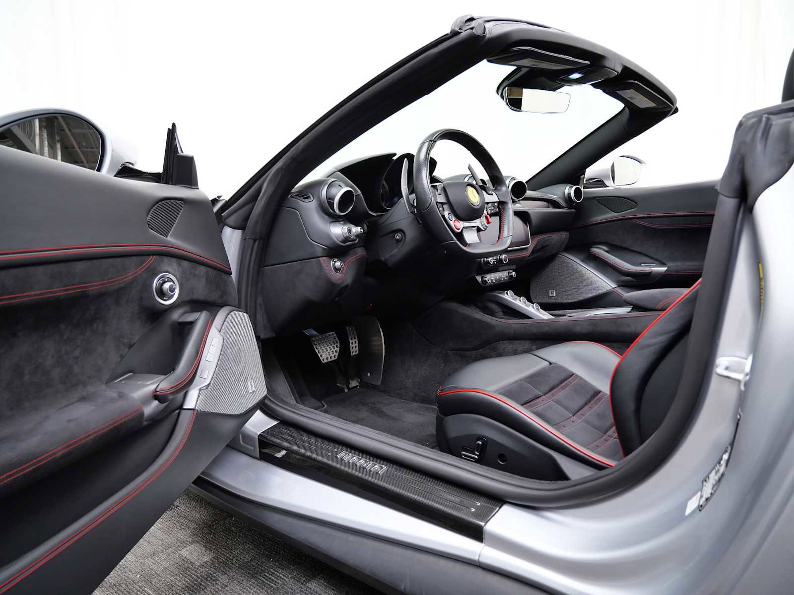 Certified 2022 Ferrari Portofino M image 17