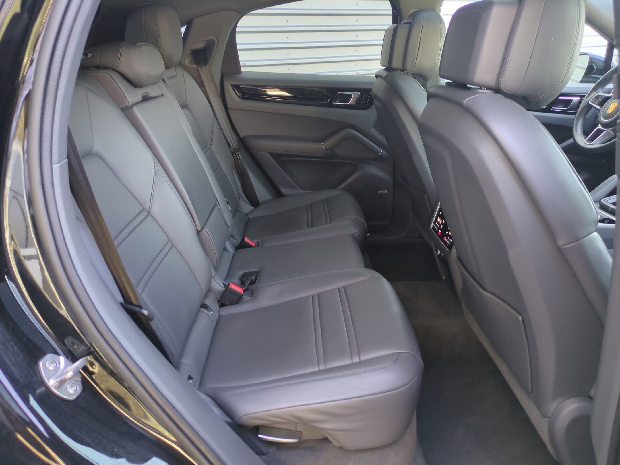 Used 2021 Porsche Cayenne Coupe image 30