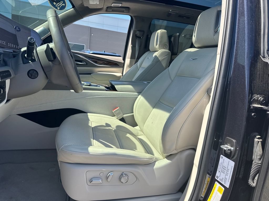 Used 2024 Cadillac Escalade Sport Platinum w/ LPO, ONYX Package image 18