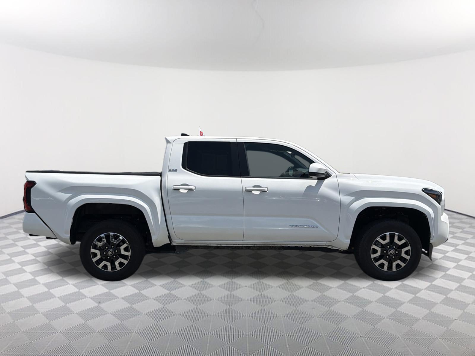 Certified 2024 Toyota Tacoma SR5 AWD/4WD image 17