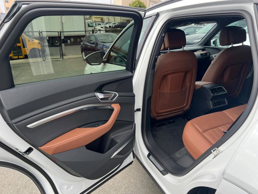 Used 2023 Audi e-tron Premium Plus w/ Premium Plus Package image 43