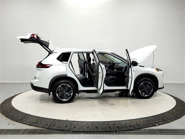 Used 2024 Nissan Rogue SV w/ SV Premium Package image 16