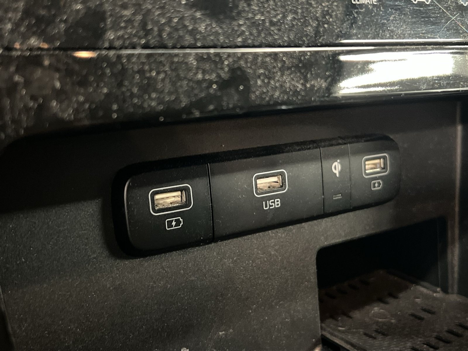 Used 2022 Kia Carnival EX FWD image 28