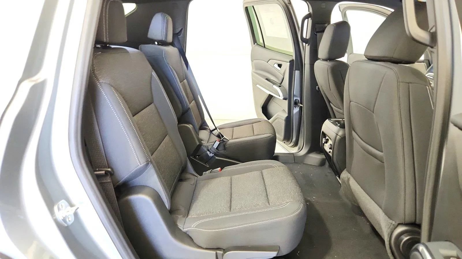 New 2027 Chevrolet Traverse LT w/ Midnight/Sport Edition FWD image 28
