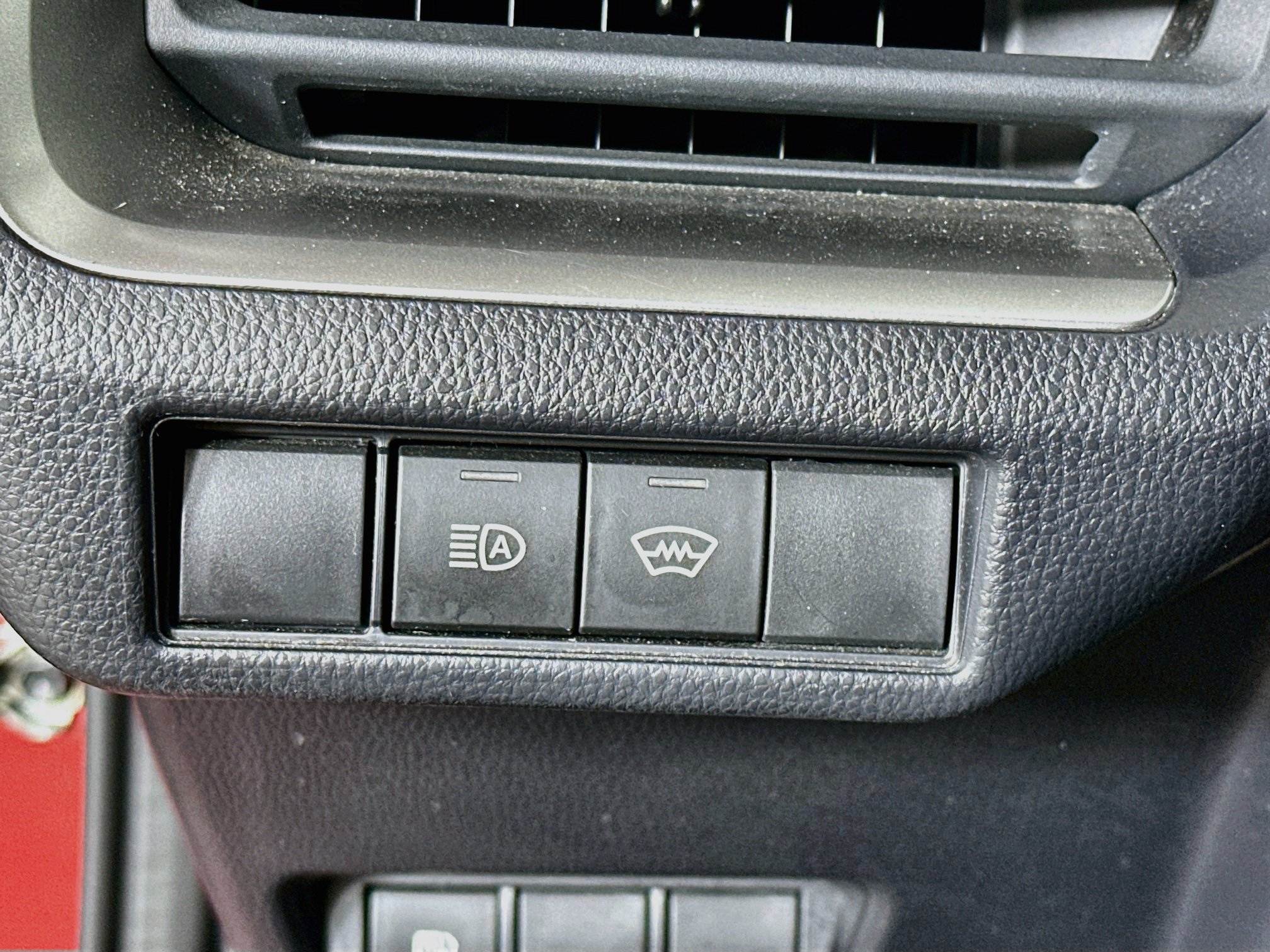 Used 2025 Toyota Prius LE FWD image 17