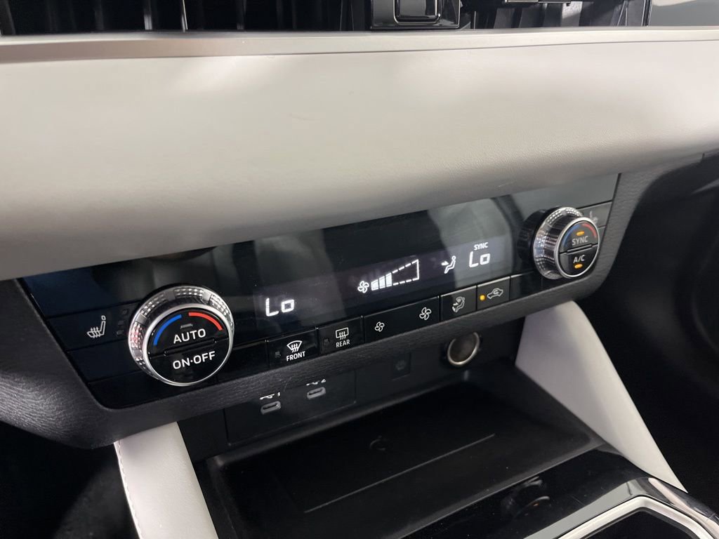 Used 2025 Mitsubishi Outlander SE image 31