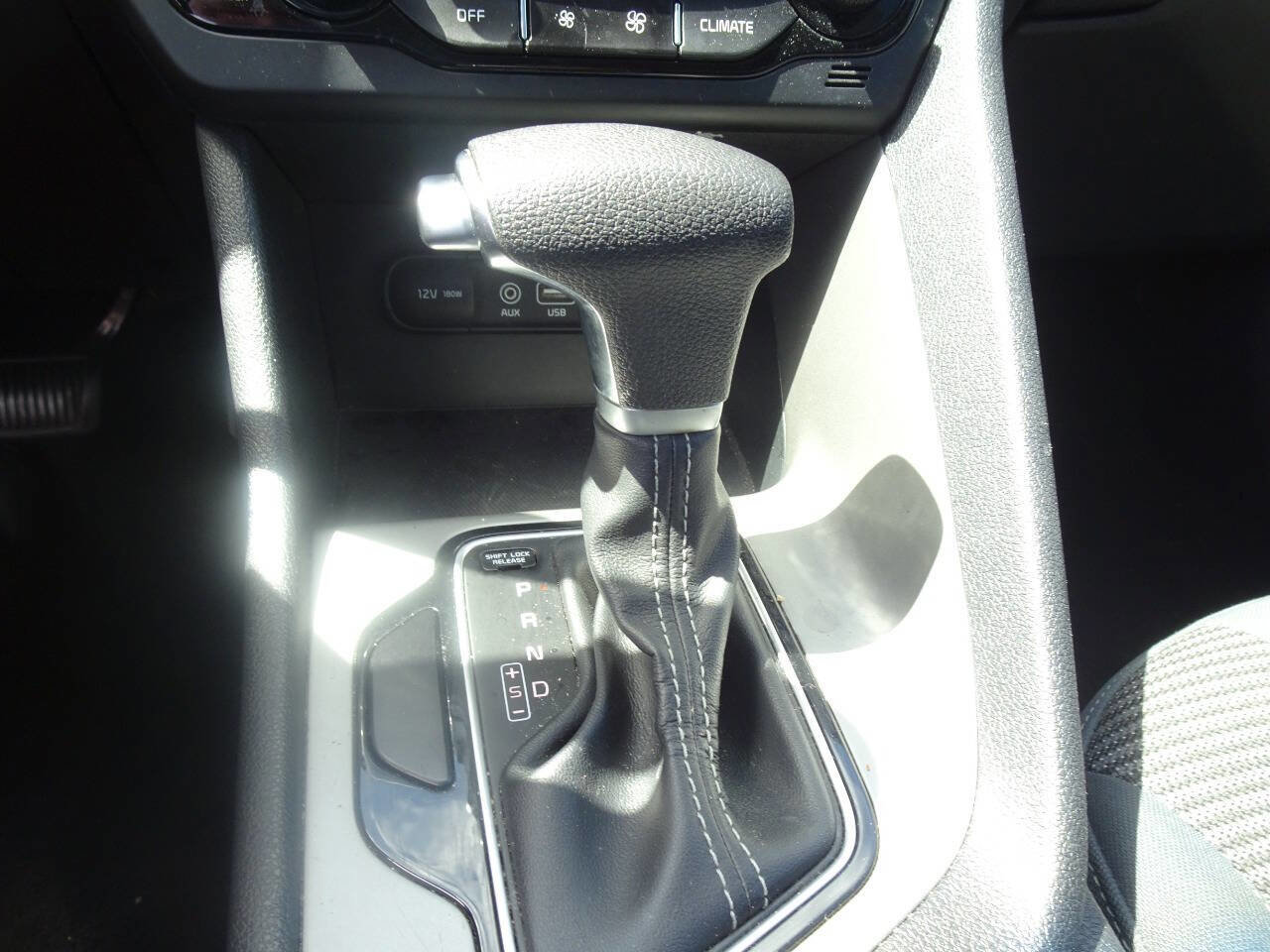 Used 2017 Kia Niro LX image 27