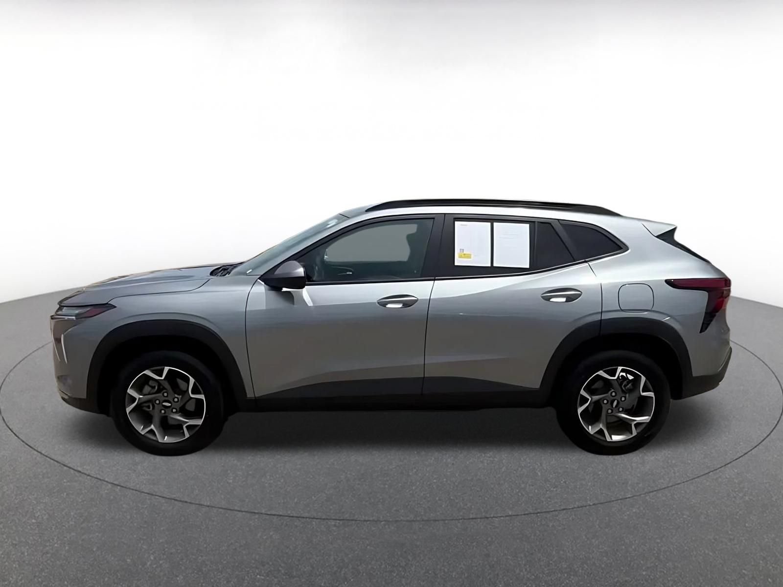 Used 2025 Chevrolet Trax LT FWD image 7