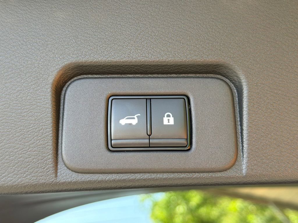 Used 2025 Nissan Rogue SL image 35