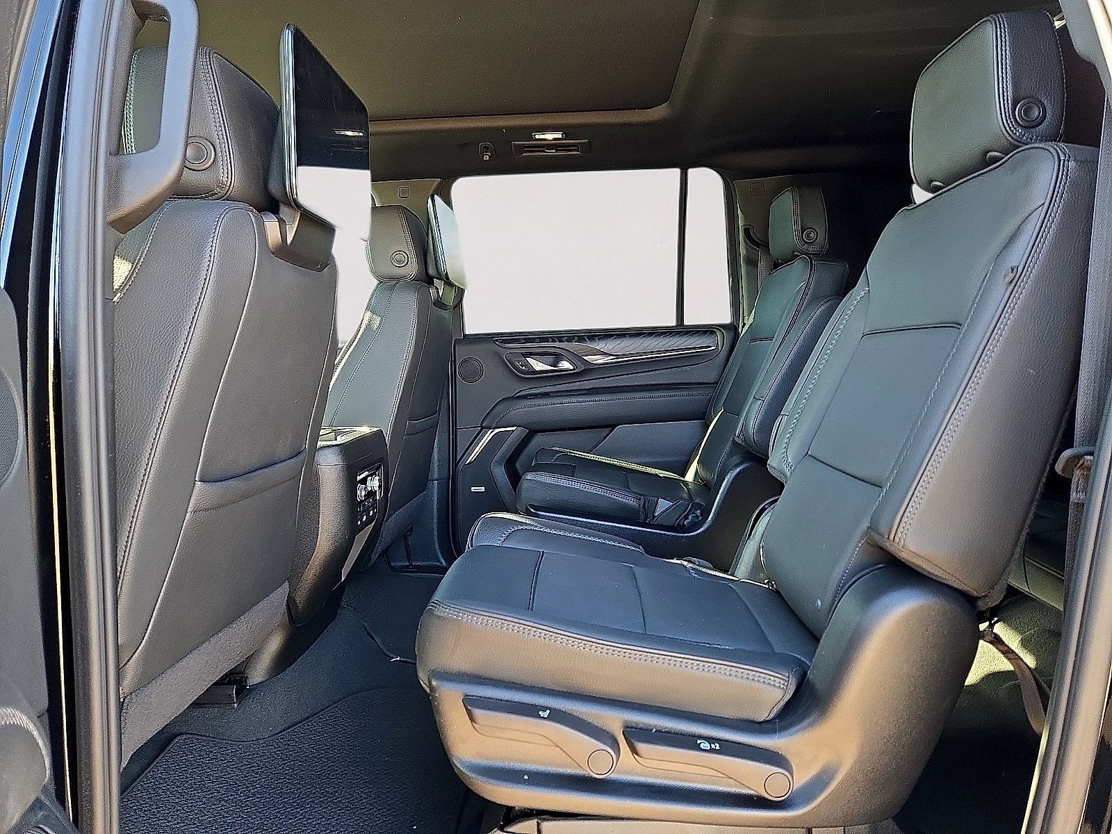 Used 2024 GMC Yukon XL Denali w/ Advanced Technology Package AWD/4WD image 17