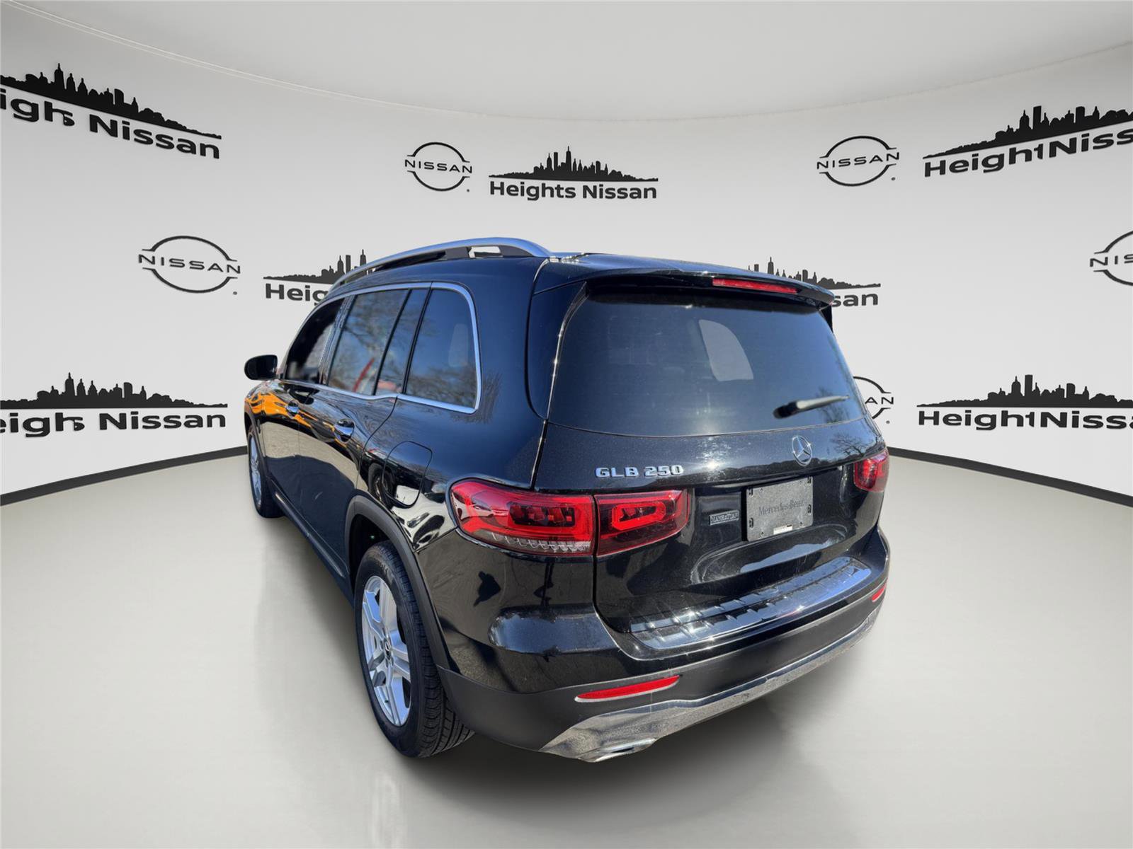 Used 2023 Mercedes-Benz GLB 250 4MATIC w/ Premium Package image 8
