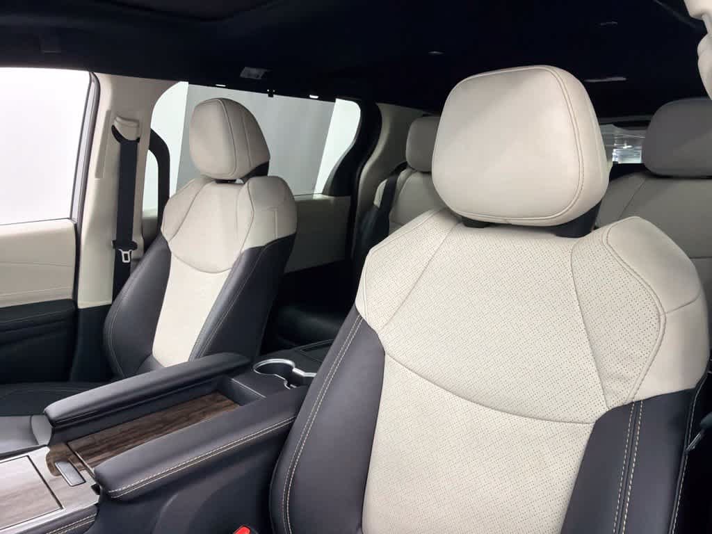 Used 2026 Toyota Sienna Limited FWD image 24