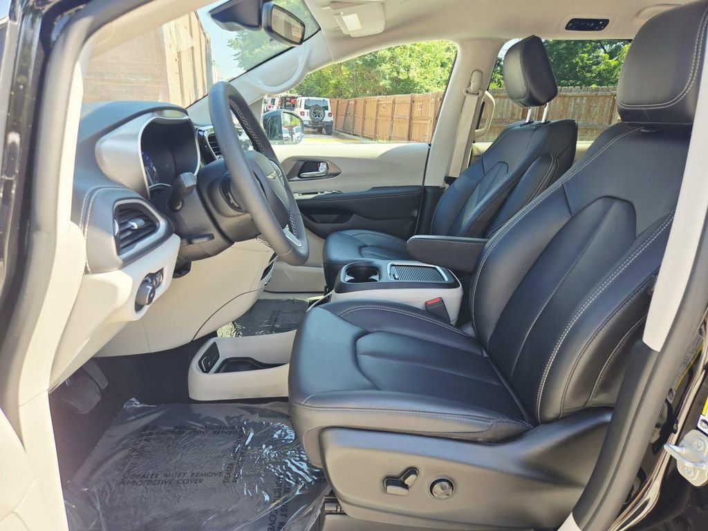 Certified 2024 Chrysler Pacifica Touring-L AWD/4WD image 11