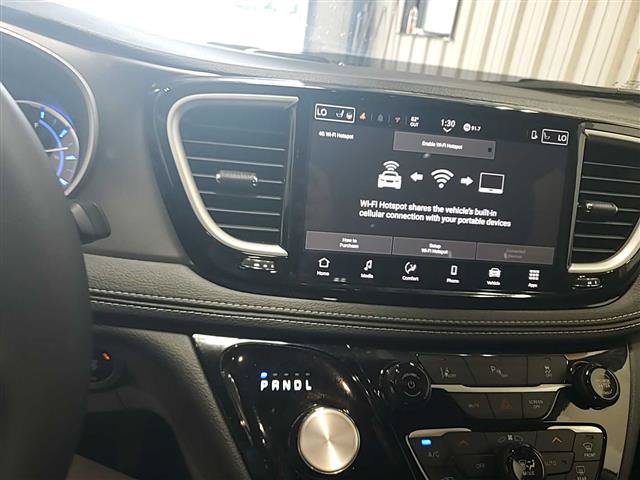 Used 2025 Chrysler Pacifica Select FWD image 9