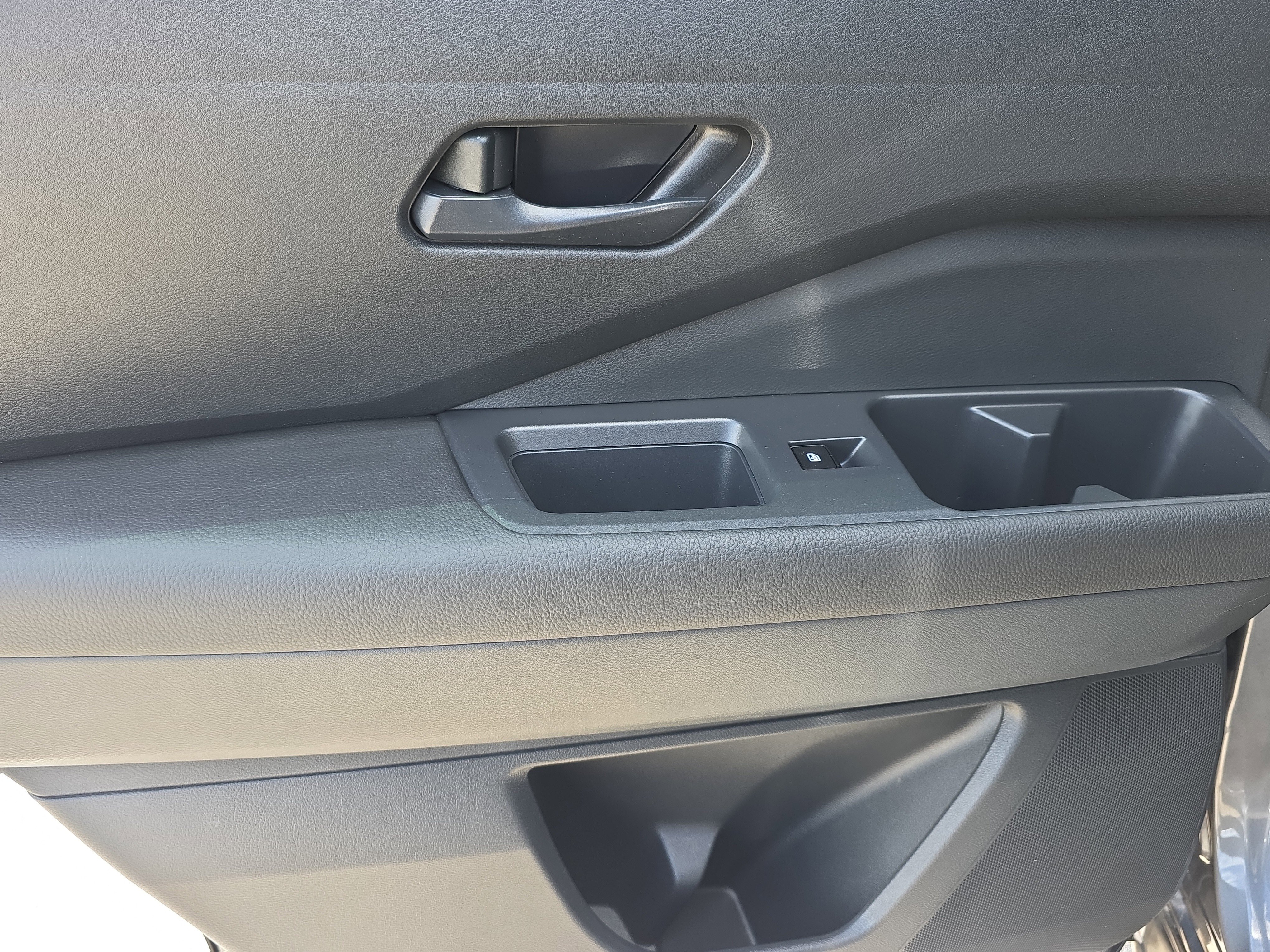 Used 2024 Nissan Pathfinder S image 13