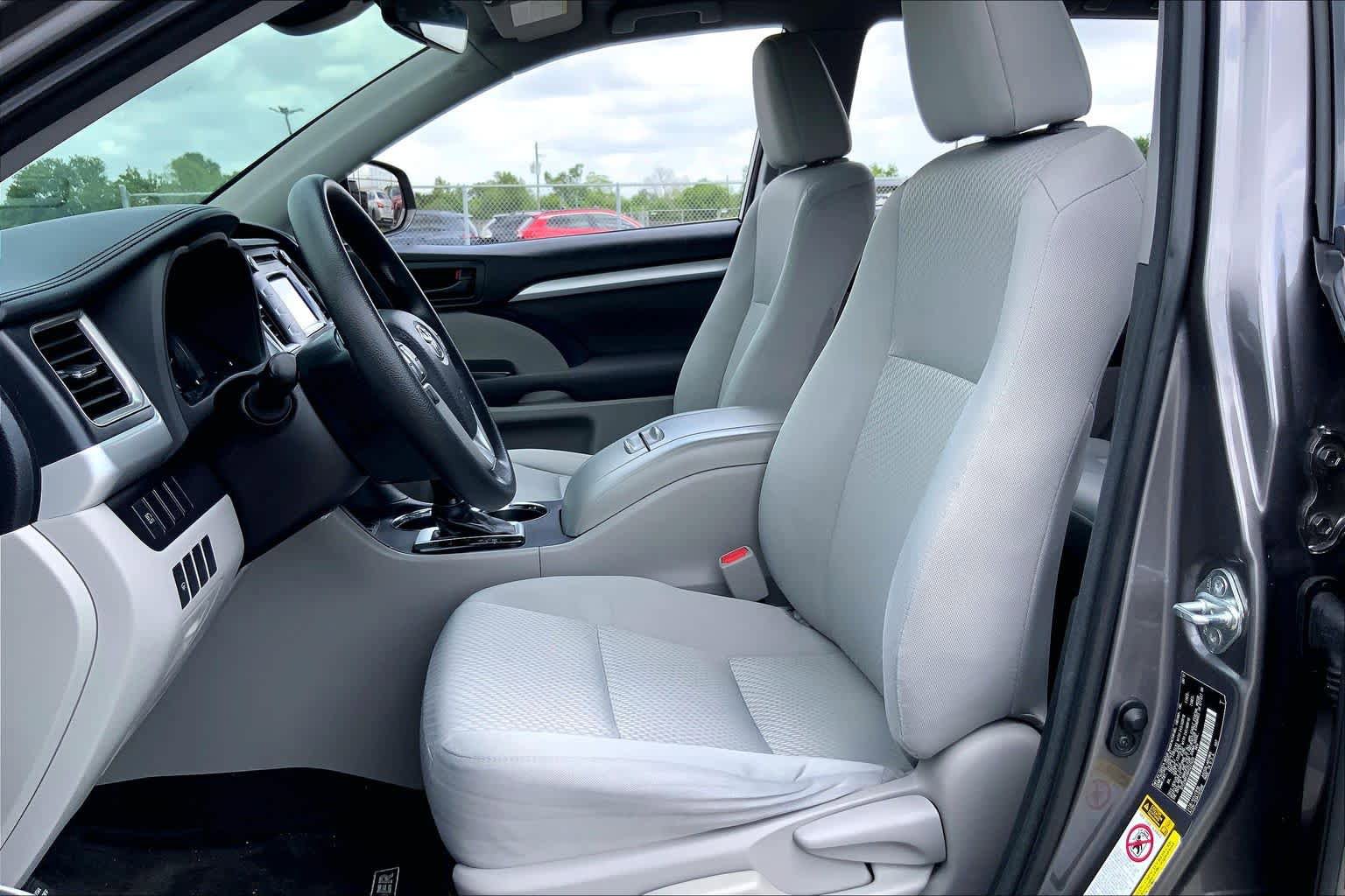 Used 2017 Toyota Highlander LE FWD image 8