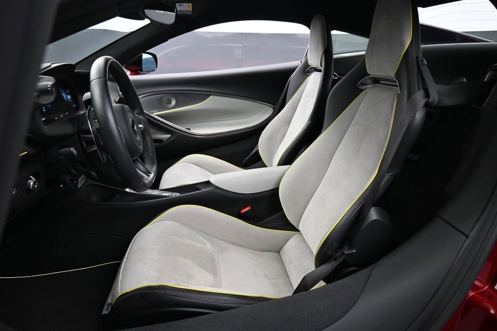 Used 2024 McLaren Artura RWD image 5