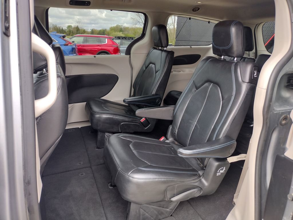 Used 2021 Chrysler Pacifica Touring-L FWD image 8