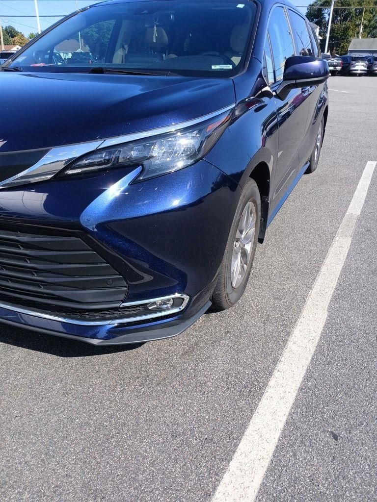 Used 2024 Toyota Sienna XLE w/ XLE Plus Package AWD/4WD image 1