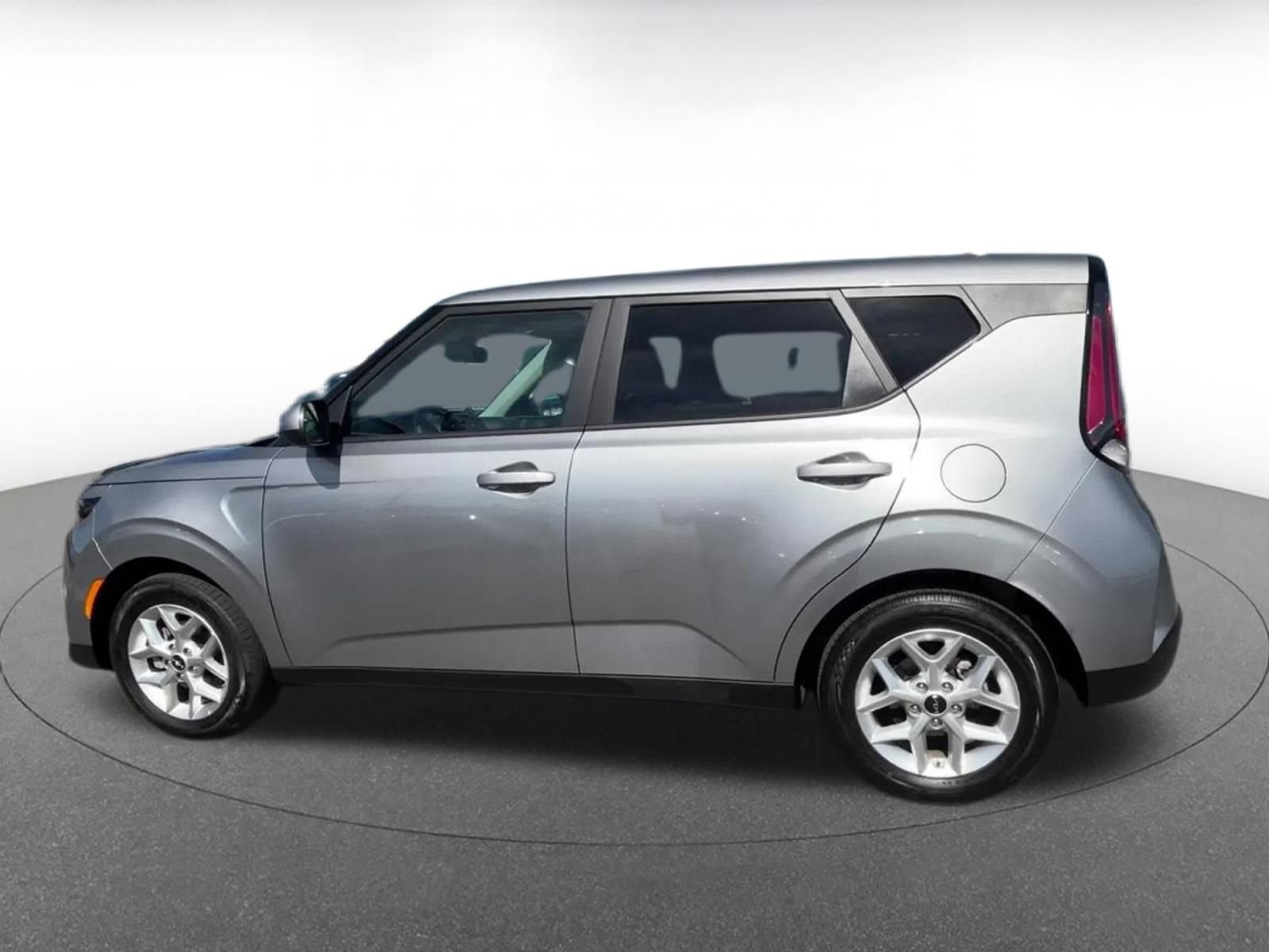 Used 2025 Kia Soul LX w/ LX Technology Package FWD image 10